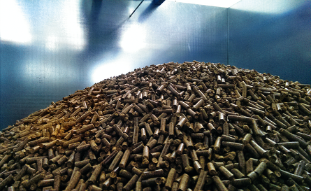 Refroidissement des pellets HIMEL dans le silo d'aération d'une capacité d'environ 2m³ avec tubulure d'aération, vanne manuelle et ventilateur d'aération. Dans le silo d'aération, les pellets refroidissent pour être stockés dans des BigBags.
